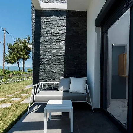 מלון דירות Ploumis Seaside 4*